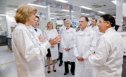 Federal Health Minister Greg Hunt touring UQ's IMB lab