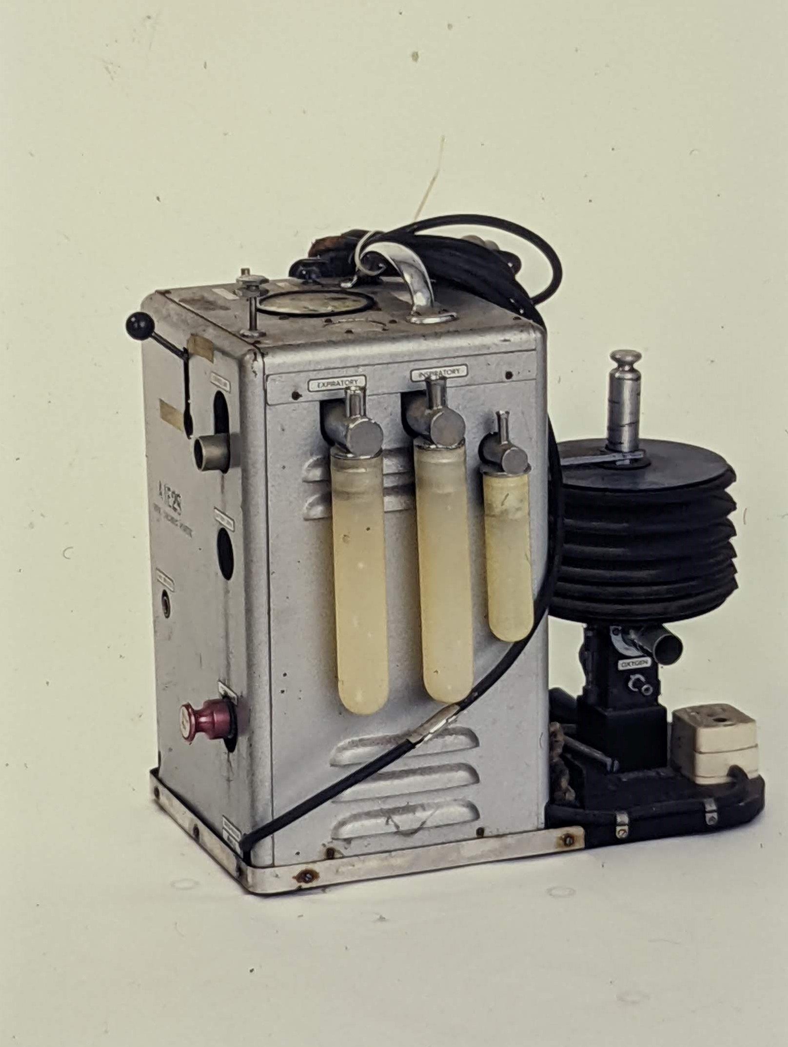 Mechanical bellows respirator, similar to the model improvised by Dr Jackson.
