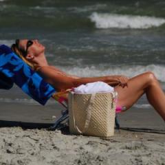 Sun exposure that doesn’t result in burning may still damage the skin cells. Rain/Flickr, CC BY-NC-SA