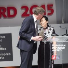 Professor Frazer accepts the Popular Prize award with Xiao Yi Sun, widow of Gardasil co-inventor Dr Zhou.